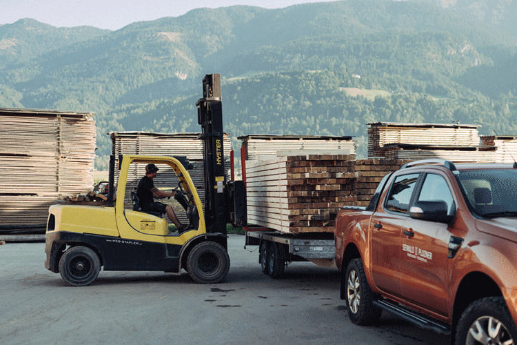 Holzzustellung nach Osttirol und Kärnten - Wir liefern Ihnen das richtige Holz.